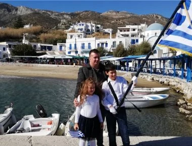 Η παρέλαση των δύο μικρών μαθητών στον Απόλλωνα Νάξου (βίντεο-φωτο)